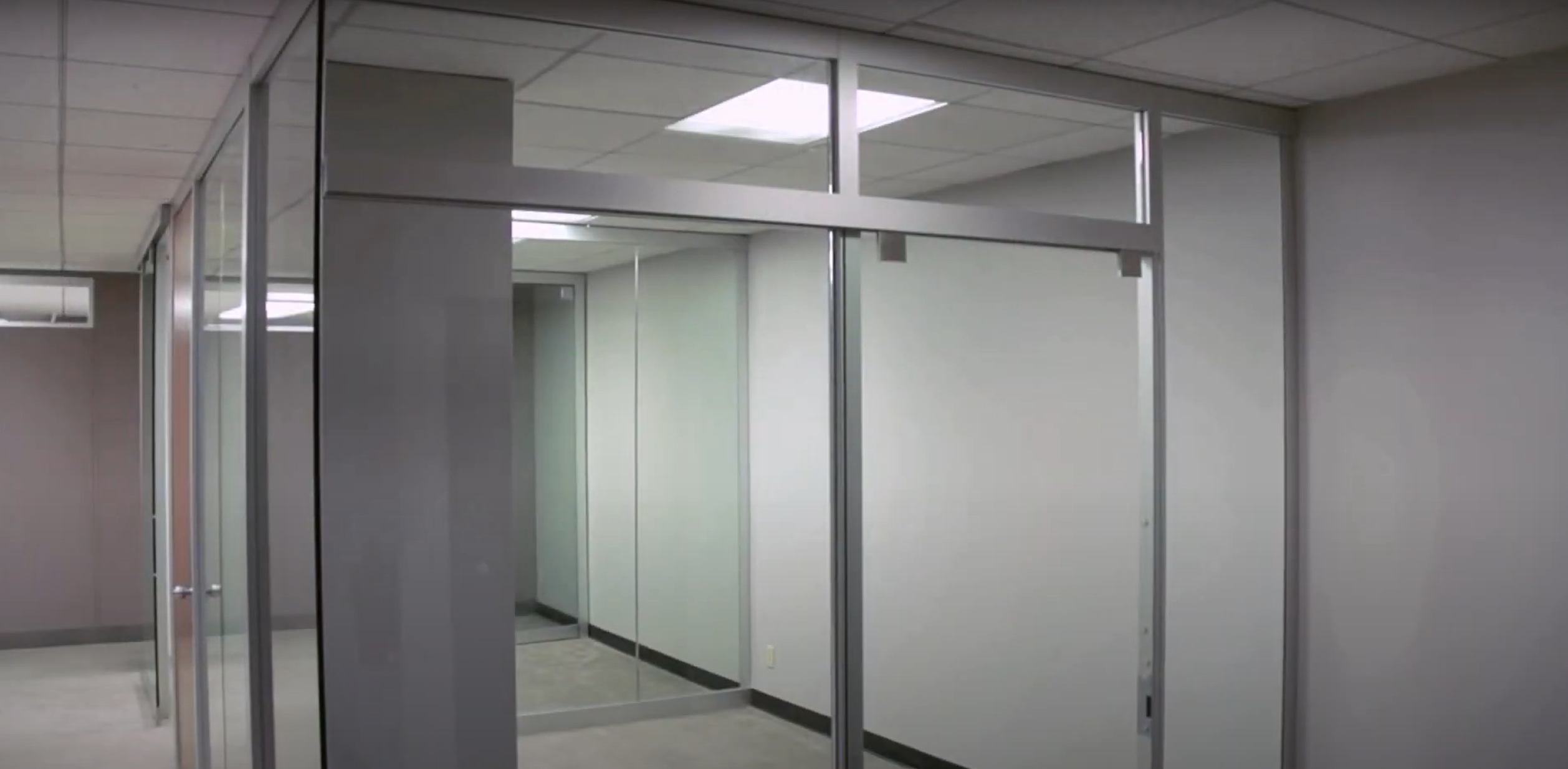 Монтаж стеклянной офисной перегородки